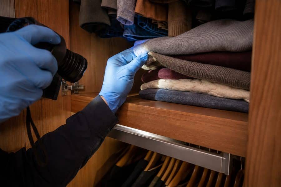 Ispezione di armadi e tessuti – disinfestazione tarme senza pesticidi